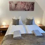 Nest & Rest Garden With Free Parking Pensjonat