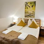 Nest & Rest Garden With Free Parking 3*