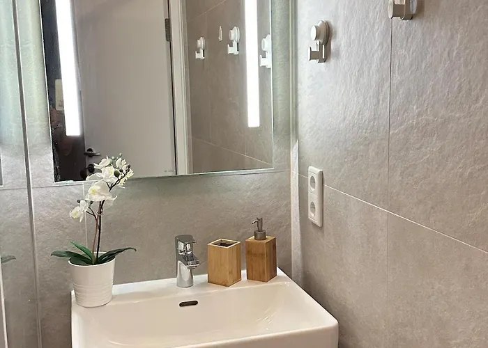 Nest & Rest Garden With Free Parking Maison d'hôtes 3*