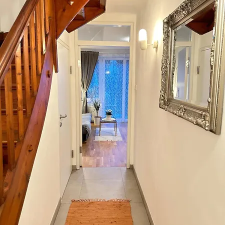 בית הארחה Nest & Rest Garden With Free Parking 3*