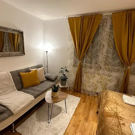 Nest & Rest Garden With Free Parking בית הארחה 3*