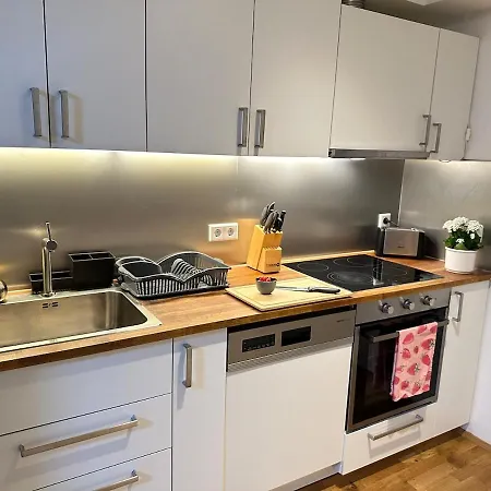 בית הארחה Nest & Rest Garden With Free Parking 3*