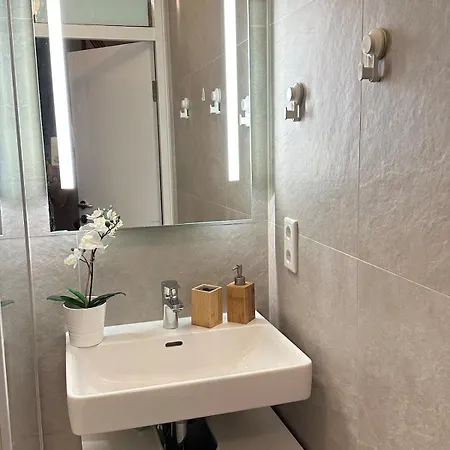 Nest & Rest Garden With Free Parking בית הארחה 3*